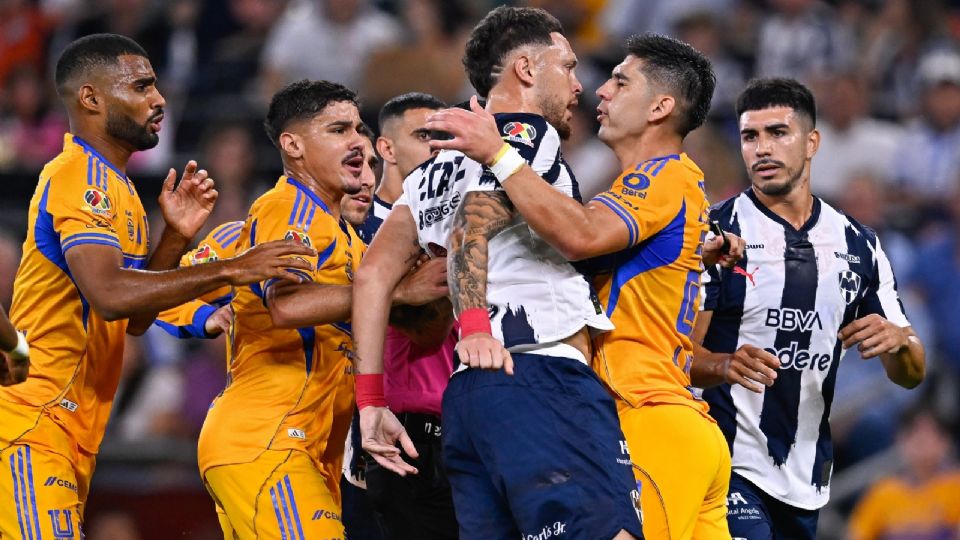 Rayados y Tigres durante el clásico regio del Apertura 2025.