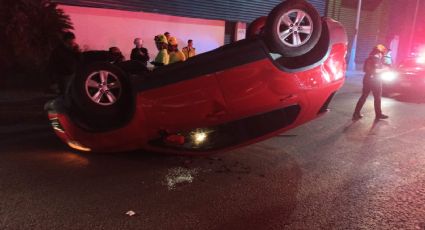 Adulto mayor vuelca su vehículo en el Centro de Monterrey; descartan riesgos en la zona