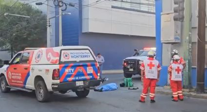 Muere repartidor de comida tras chocar contra camioneta en el centro de Monterrey | VIDEO