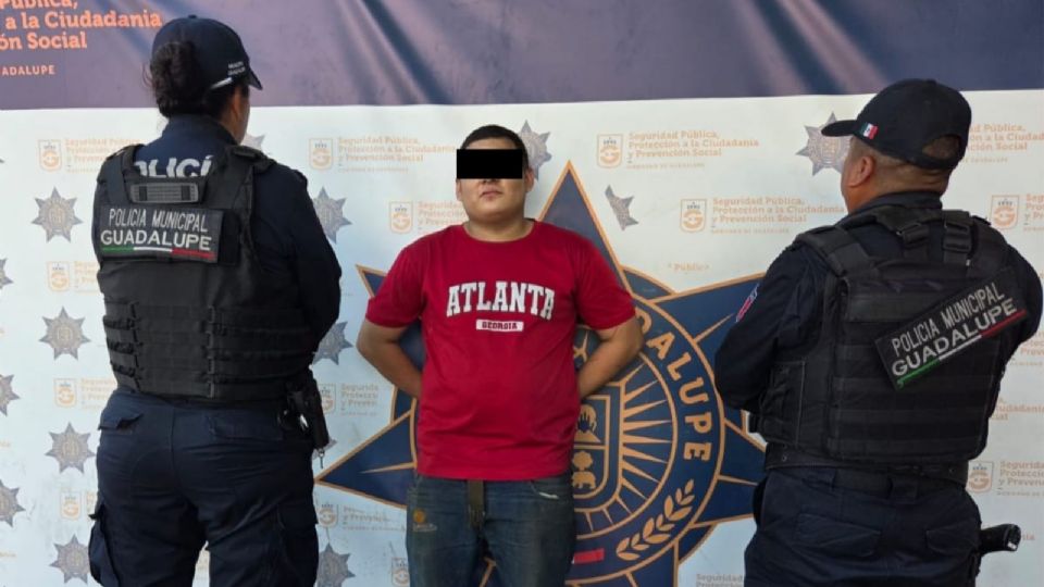 Policías y Protección Civil de Guadalupe rescataron a un joven que quedó atrapado en una barda con púas en la colonia Riberas del Río.