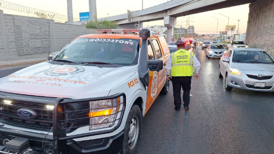 Autoridades viales y de emergencia atendieron un fatal atropello en Garza Sada y Lázaro Cárdenas, donde un hombre murió tras ser impactado por dos vehículos.