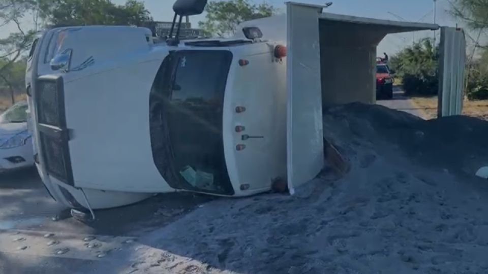 El camión materialista volcó sobre su costado izquierdo en la Autopista al Aeropuerto, provocando el cierre parcial de la vía; no se reportaron lesionados.