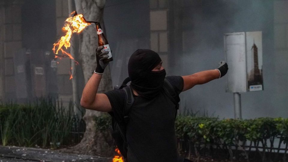 Bloque Negro se enfrenta a Policías Capitalinos en el Zócalo, durante el mitin conmemorativo de la Matanza Estudiantil de 1968 .