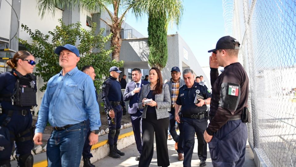 La gobernadora de Aguascalientes, Tere Jiménez, recorre el Cereso para varones y habla con internos y sus familias.