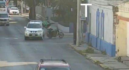 VIDEO | Momento exacto en que motociclista repartidor se estampa contra un auto en Monterrey