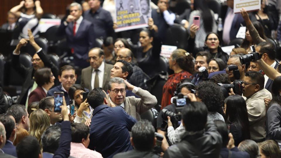 Ricardo Monreal, coordinador de Morena en la Cámara de Diputados, intentó mediar el conflicto entre los priístas y el diputado oficialista, Arturo Ávila.