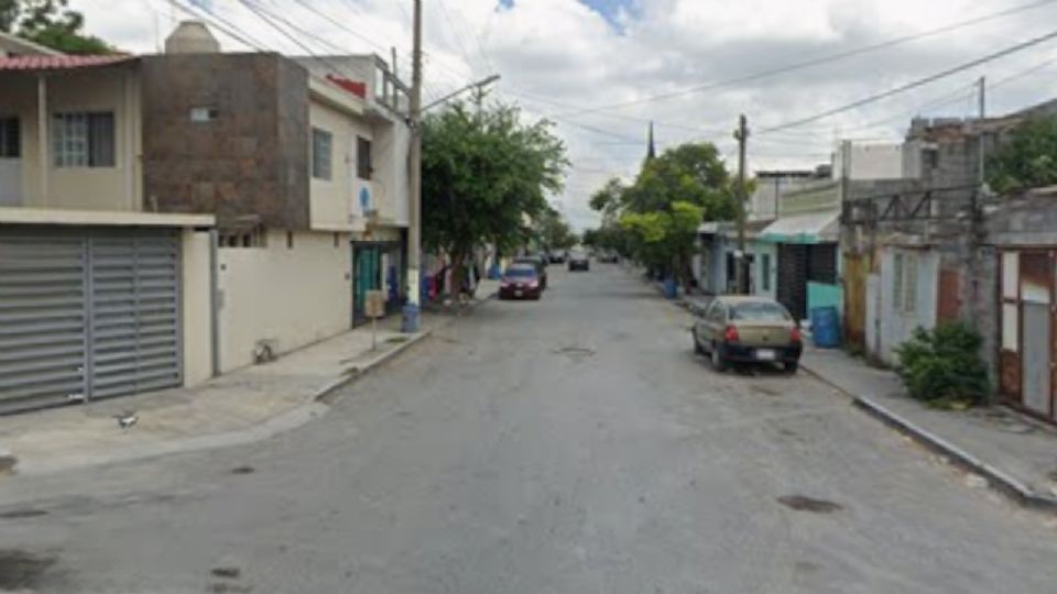 Peritos de la Fiscalía de Nuevo León recolectaron siete casquillos percutidos tras el ataque a una vivienda en la colonia La Unidad, en Escobedo.