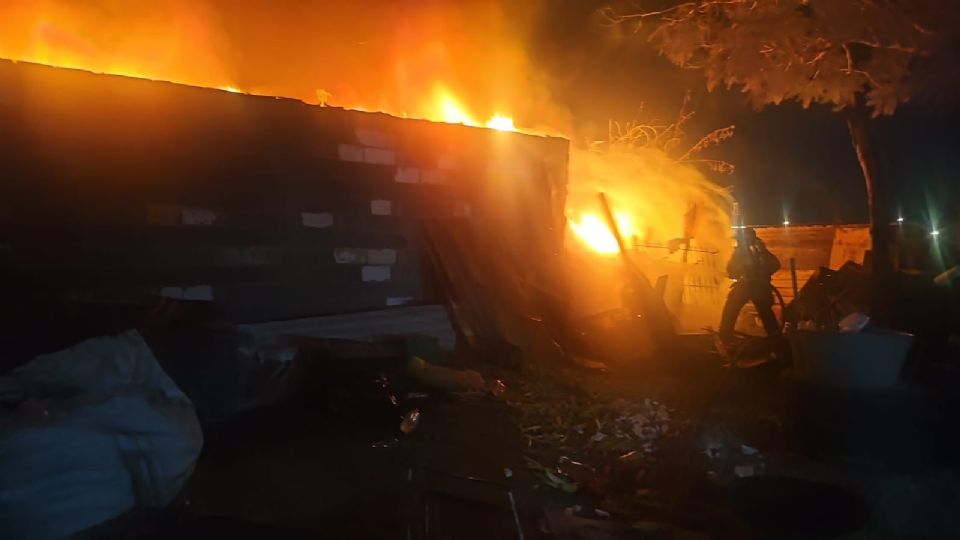 Protección Civil Monterrey y Bomberos de Nuevo León controlaron un incendio en la colonia Balcones de San Bernabé.