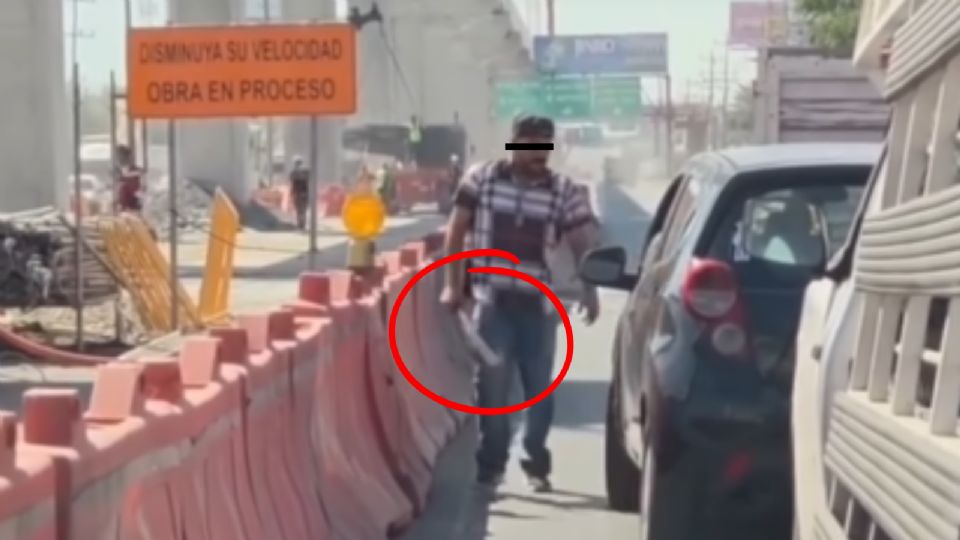 En el video viral se aprecia al conductor que saca un machete y ataca otro vehículo sobre la avenida Miguel Alemán, en Monterrey.