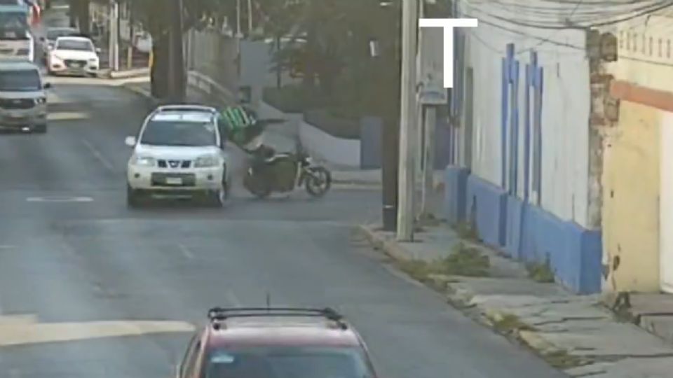 El accidente se registró en el cruce de Santiago Tapia y Juan Zuazua, en el Centro de Monterrey.