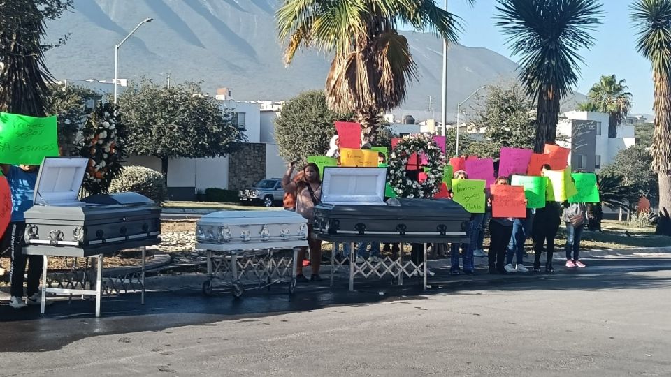 Con música banda afectados por aseguradoras se manifiestan en Cumbres San Agustín