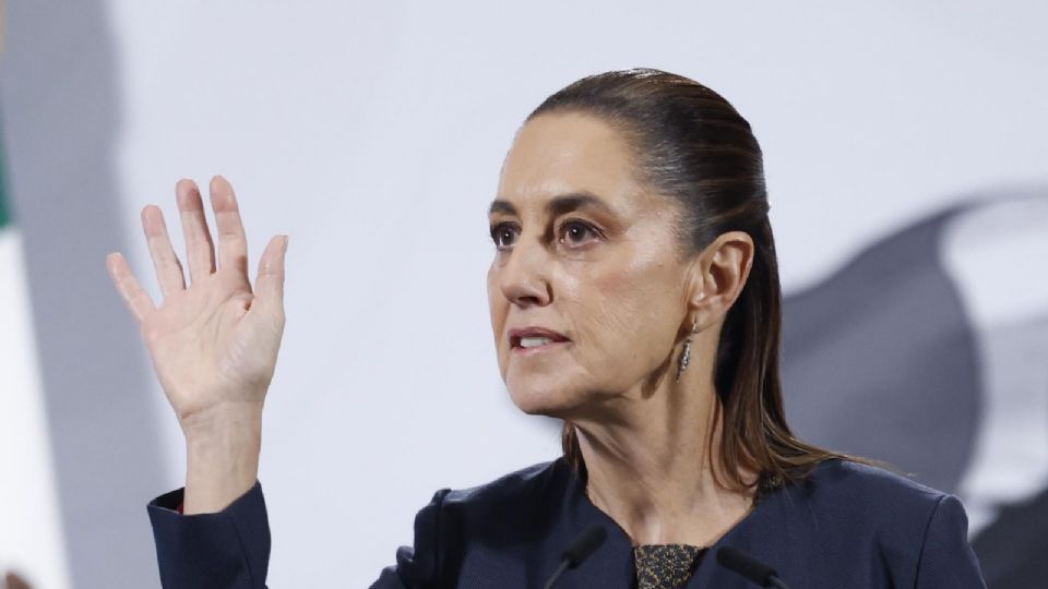 La presidenta de México, Claudia Sheibaum, habla durante una rueda de prensa este jueves, en Palacio Nacional de la Ciudad de México.