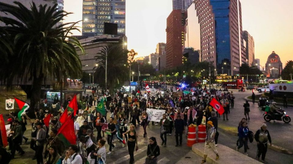 Ciudadanos marchan hacia la embajada de Estados Unidos a la cancillería.