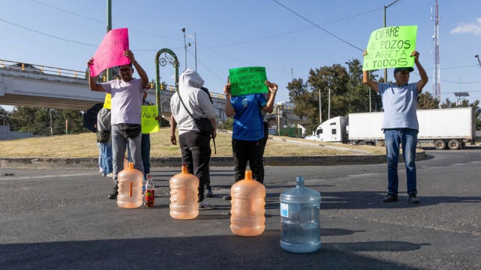 Piperos que distribuyen agua potable en la zona conurbada de la Ciudad de México se manifestaron por el cierre de pozos por parte de la Semarnat.