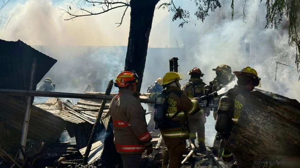 Bomberos y Protección Civil de Nuevo León sofocan incendio en casa habitación en Monterrey sin víctimas ni evacuaciones.