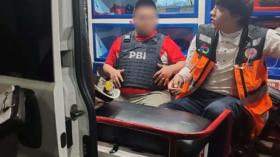 Los oficiales decidieron trasladar al joven “policía” a bordo de una unidad oficial a su hogar.