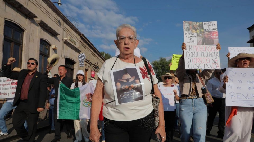 Personas que convocaron a una marcha por el asesinato de Carlos Manzo.