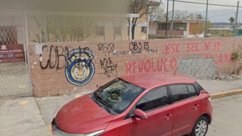Elementos de Fuerza Civil acudieron a la Secundaria No. 12 Revolución Mexicana tras el reporte de un alumno armado en Monterrey.