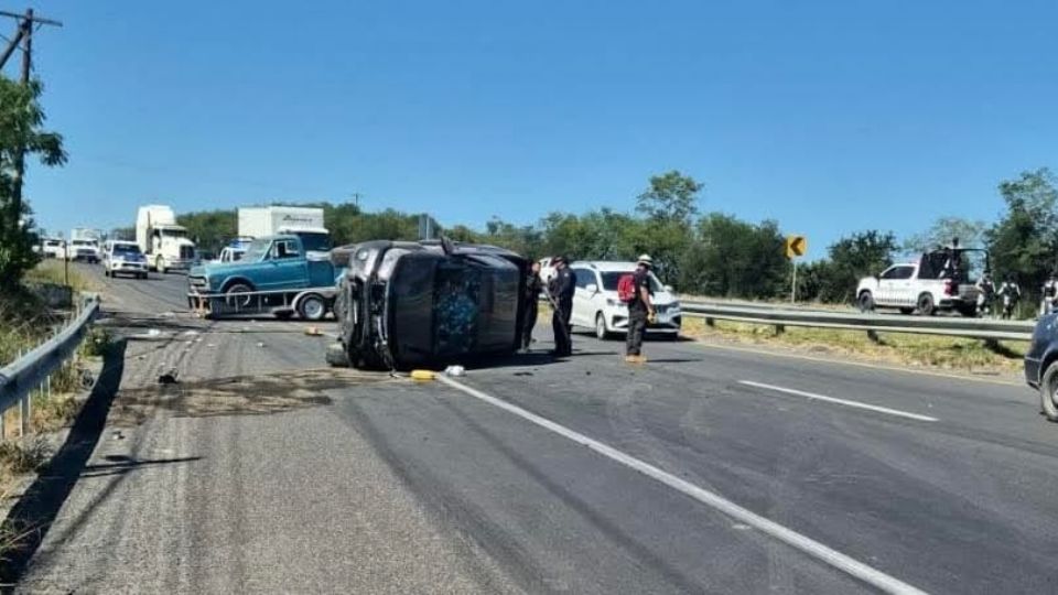 Autoridades acordonaron la zona donde dos hombres fueron asesinados a balazos dentro de una camioneta que volcó sobre la Carretera Nacional, en Montemorelos.