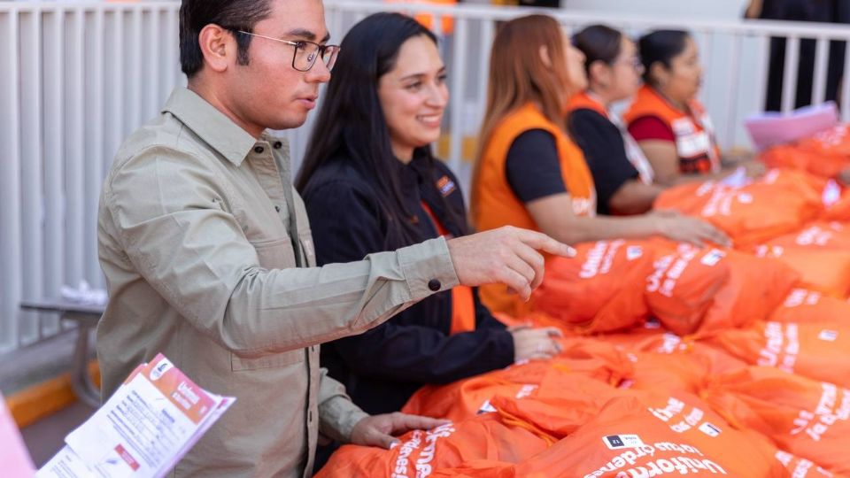 El alcalde Félix Arratia Cruz concluyó la entrega de más de 150 mil uniformes gratuitos a estudiantes de Juárez, beneficiando a 272 escuelas y 73 mil niños y niñas del municipio.