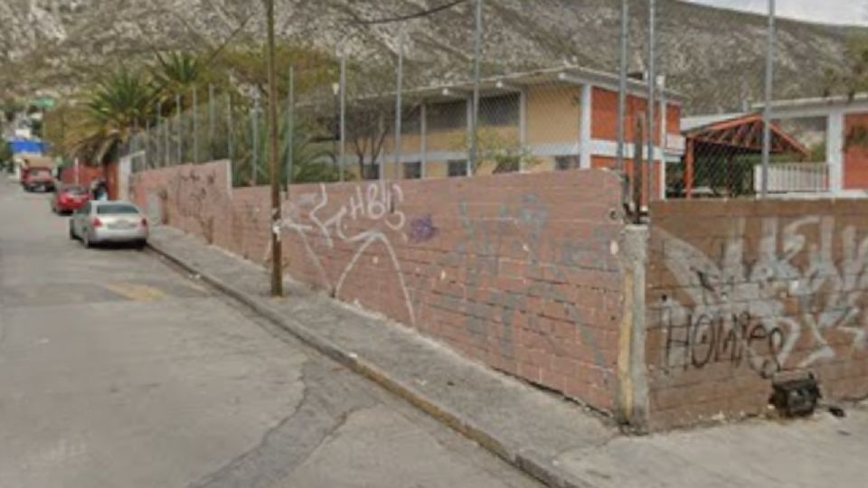 Autoridades estatales y municipales desplegaron un operativo en la Secundaria No. 12 “Revolución Mexicana” tras el reporte de un alumno armado en Monterrey.