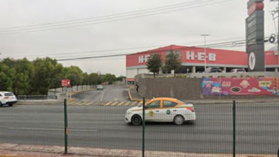 Autoridades acordonaron un supermercado en la avenida Garza Sada tras el fallecimiento de una persona mientras realizaba sus compras.