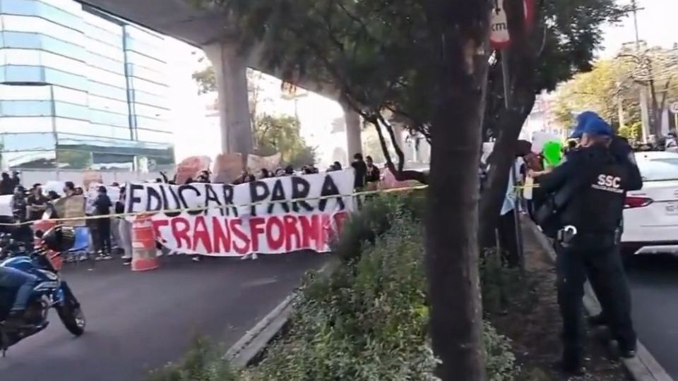 Después de efectuar su protesta, los inconformes ahora avanzan hacia la UPN.