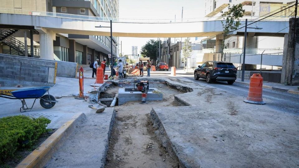 Cuadrillas municipales realizan trabajos de relleno y recarpeteo sobre la calle Washington tras el hundimiento provocado por una falla en el sistema pluvial.