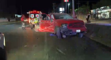 Camioneta se impacta contra postes en Carretera Nacional; conductor es hospitalizado