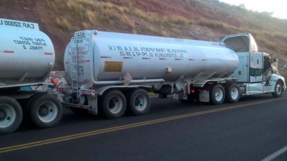 Crimen organizado ahora 'ordeña' pipas de combustible en carreteras