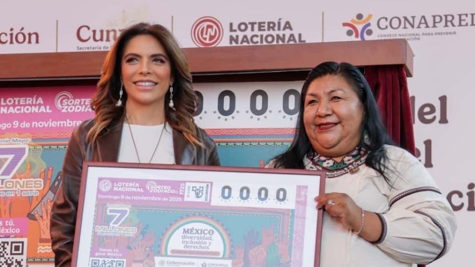 La directora general de la Lotería Nacional, Olivia Salomón, y la titular del Conapred, Claudia Olivia Morales Reza, presentaron el billete.