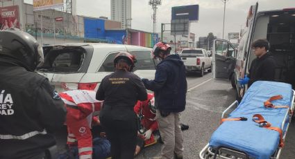 Chocan dos autos en Avenida Gonzalitos e impactan a motociclista, en Monterrey