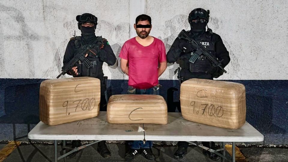 La droga asegurada y el detenido fueron trasladados ante la autoridad federal tras el operativo de Fuerza Civil en Anáhuac.