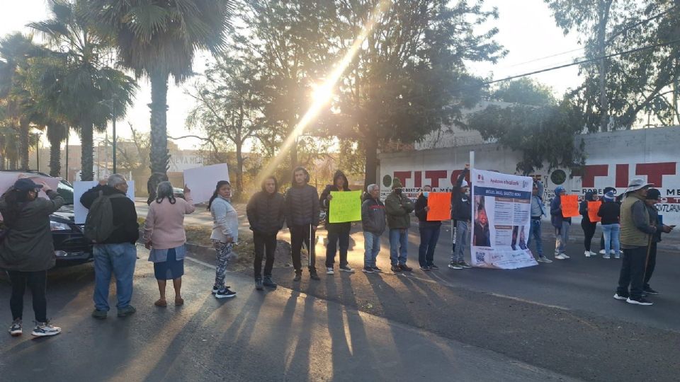 Vecinos de Tláhuac bloquean la principal avenida de esa alcaldía en protesta por la desaparición de un familiar.