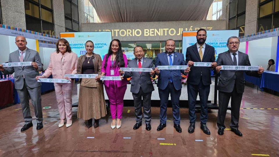 En la explanada del inmueble se colocaron stands de la Suprema Corte de Justicia de la Nación.