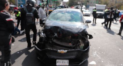 Auto queda montado sobre otro tras choque en Monterrey