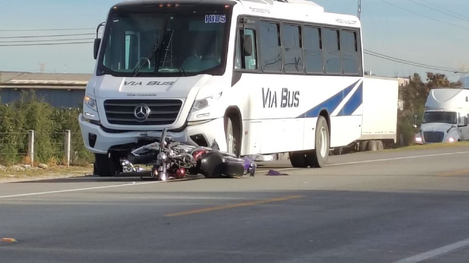 La motocicleta fue arrastrada más de 20 metros por un camión tras el accidente en la carretera libre Monterrey–Nuevo Laredo.