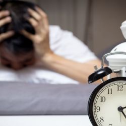 Esta es la vitamina clave para combatir el cansancio y dormir mejor, según especialistas