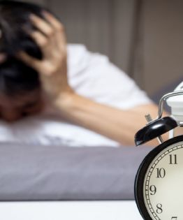 Esta es la vitamina clave para combatir el cansancio y dormir mejor, según especialistas