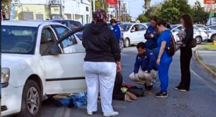 Conductor muere de un infarto mientras esperaba el semáforo en Monterrey