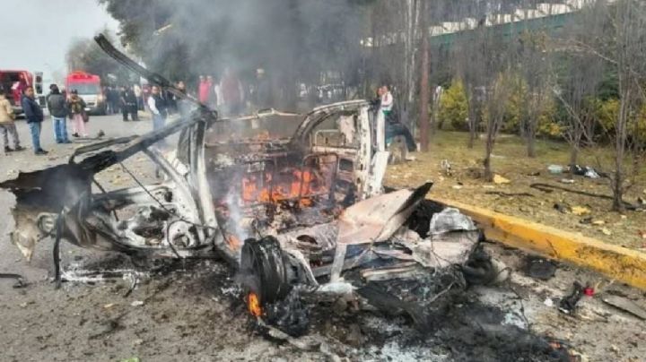 VIDEO | Taxi lleno de pirotecnia se incendia y explota en Edomex; se reportan heridos