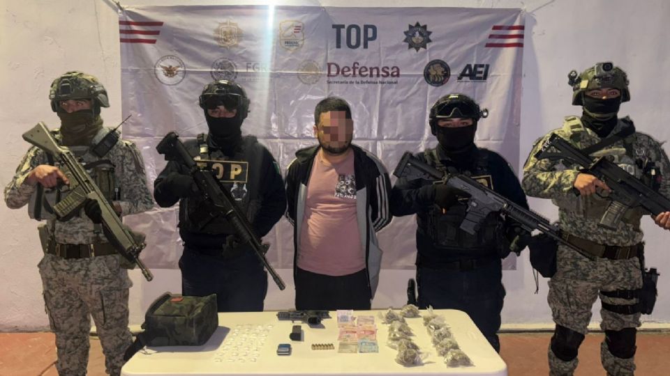Elementos del TOP y Sedena aseguraron droga, cartuchos y un arma durante un operativo en la colonia Renacimiento.