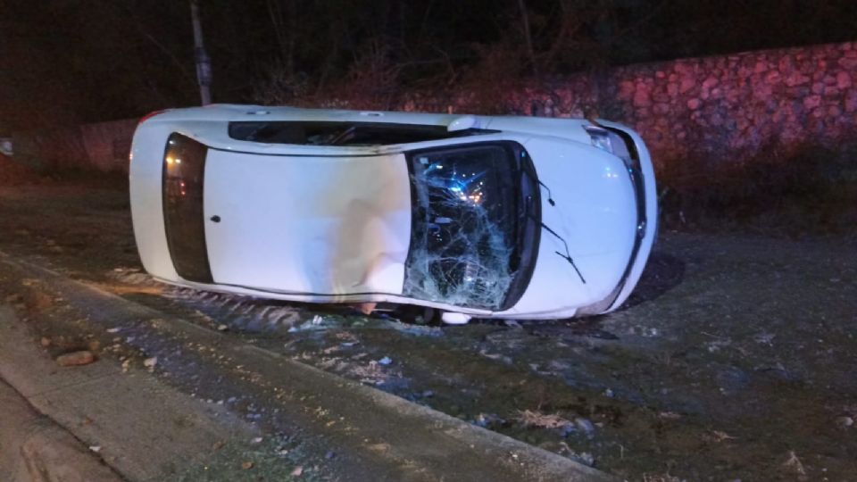 Protección Civil NL atendió la volcadura en Mezquital–Santa Rosa, donde el conductor resultó ileso y rechazó atención médica.