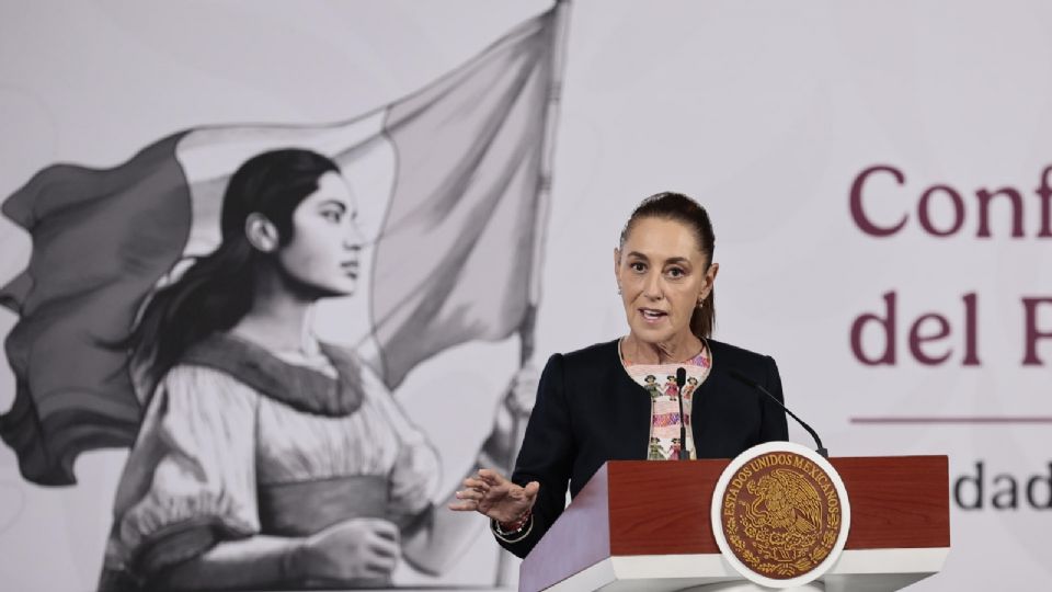 La presidenta de México, Claudia Sheinbaum, habla durante una rueda de prensa, en el Palacio Nacional.