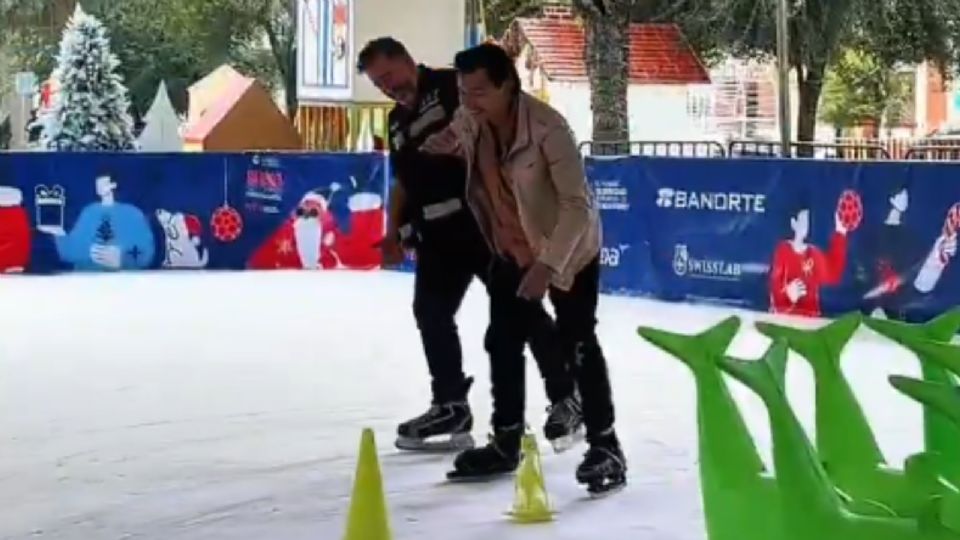 La pista de hielo en Plaza Zaragoza ofrece diversión gratuita para familias durante la Navidad Regia Mundialista en Monterrey.