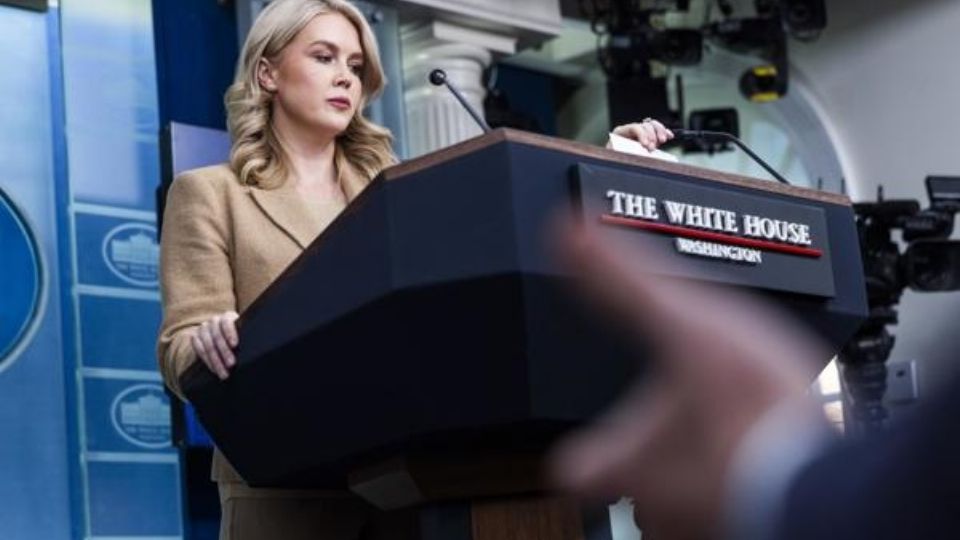 Portavoz de la Casa Blanca, Karoline Leavitt, en una rueda de prensa.
