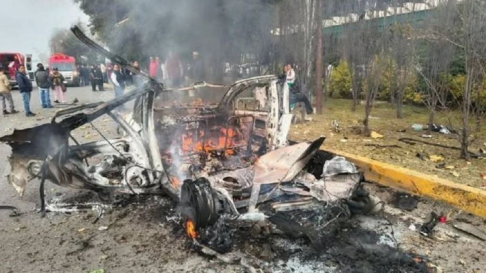 Taxista trasporta pirotecnia, su auto se incendia y provoca explosión que deja heridos en el Estado de México.
