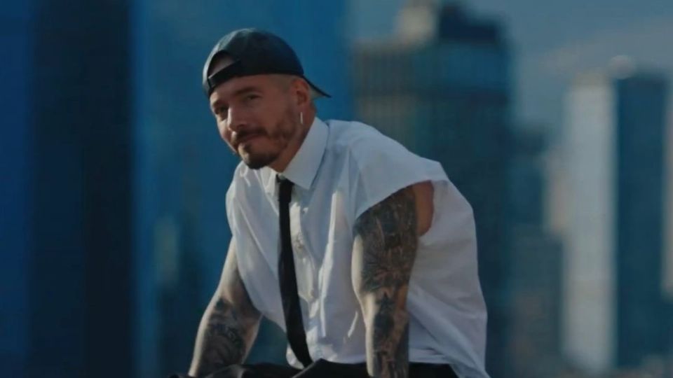 J Balvin presume sus nuevas medallas de la Virgen tras visitar la Basílica