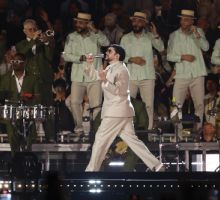 Los mejores outfits de mujer para ver a Bad Bunny en México, según la IA