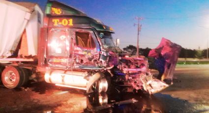 Caos vial en el bulevar Miguel de la Madrid por choque de tráileres en Guadalupe